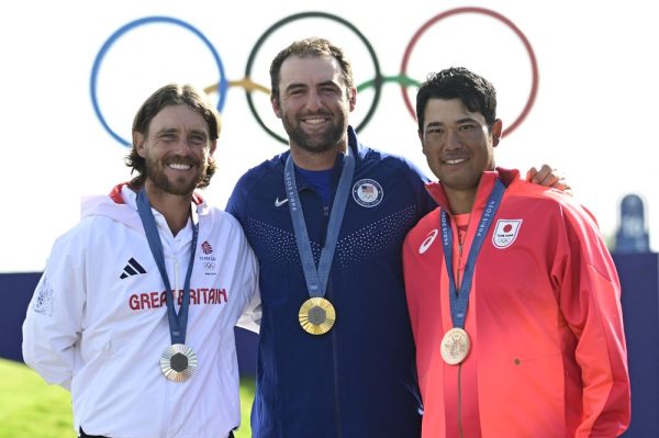 (From L) Silver medallist Britain's Thomas Fleetwood, gold medallist US' Scottie Scheffler and bronze medallist Japan's Hideki Matsuyama pose for pictures on the podium after round 4 of the mens golf individual stroke play of the Paris 2024 Olympic Games at Le Golf National in Guyancourt, south-west of Paris on August 4, 2024. (Photo by John MACDOUGALL / AFP)
